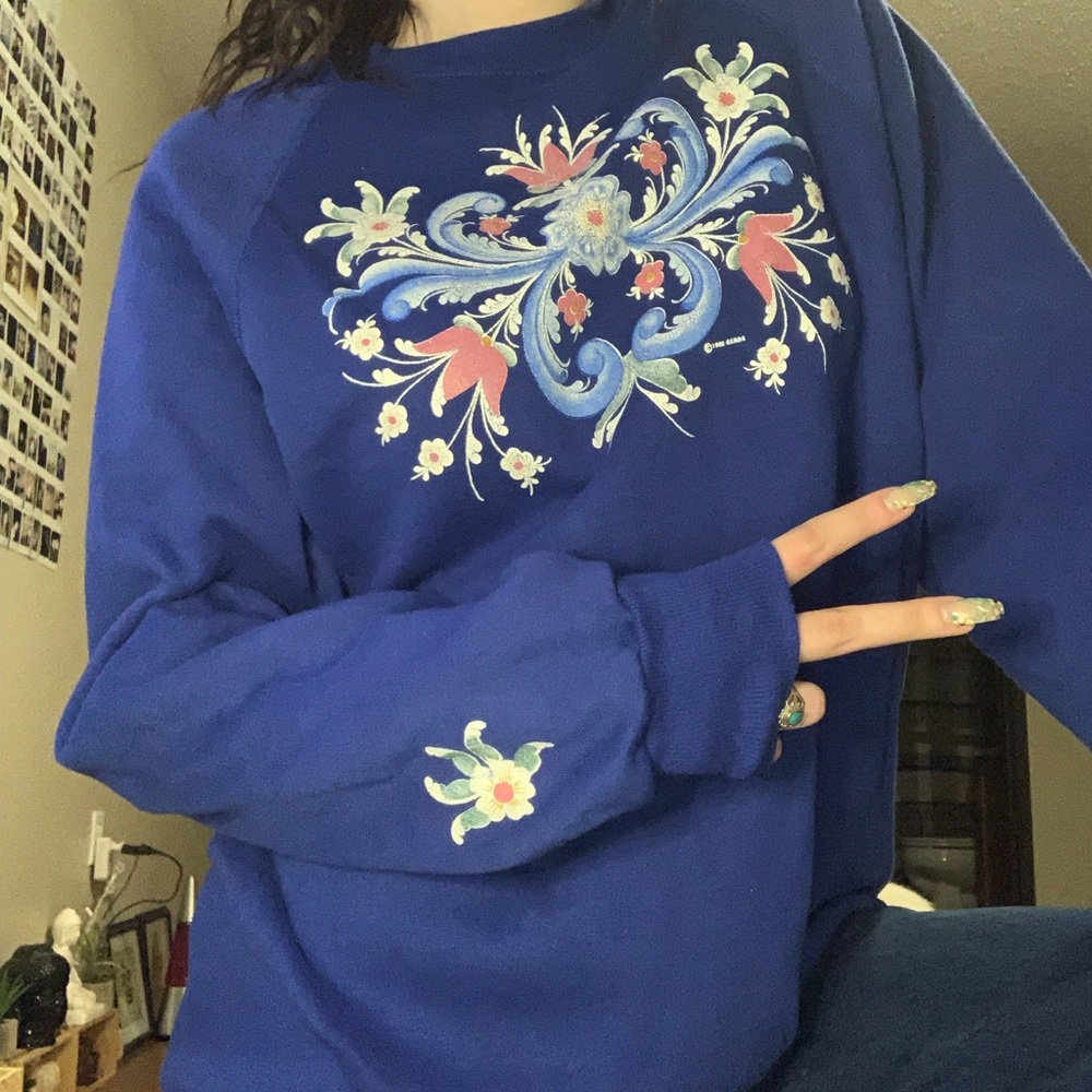 VNTG graphic crewneck sweater